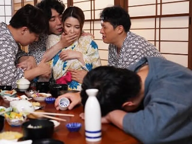 đưa vợ yêu đi suối nước nóng, anh xã không biết cô vợ bị người khác đụ sấp mặt