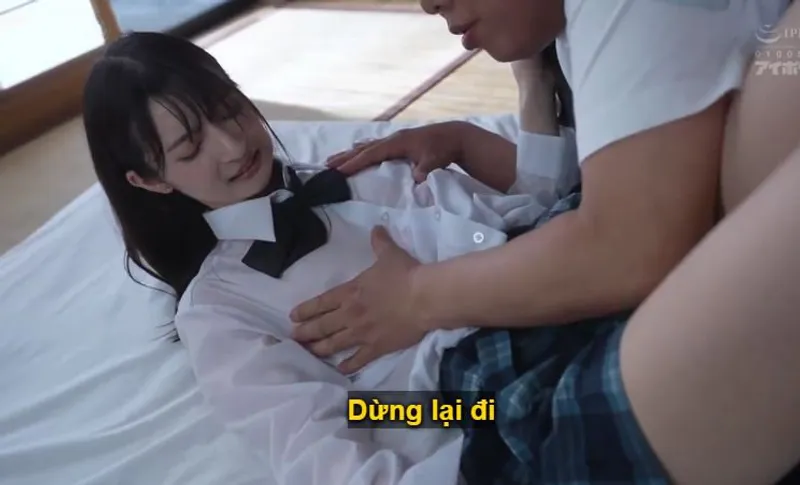 Bố dượng không còn kiềm được trước bé con trong bộ đồng phục bị ướt mưa